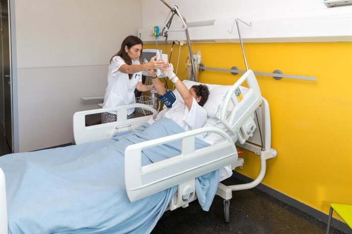 Archivo - Una persona ingresada en el Hospital Universitario Son Espases