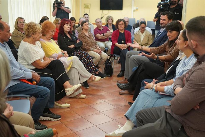Reunión de la candidata del PSOE al Congreso de los Diputados María González Veracruz con pensionistas en Murcia