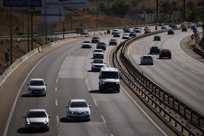 Vehículos circulan por la carretera A1, a 9 de octubre de 2026, en Madrid (España). 