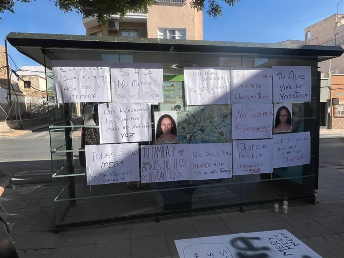 Archivo - Carteles y pancartas en una parada de autobús en Almería exigen "justicia para Mery".