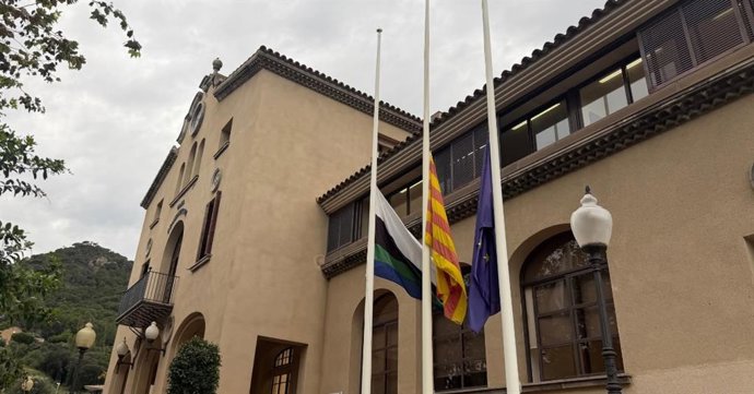 Banderes a mitja asta a l'Ajuntament de Cabrera de Mar (Barcelona)