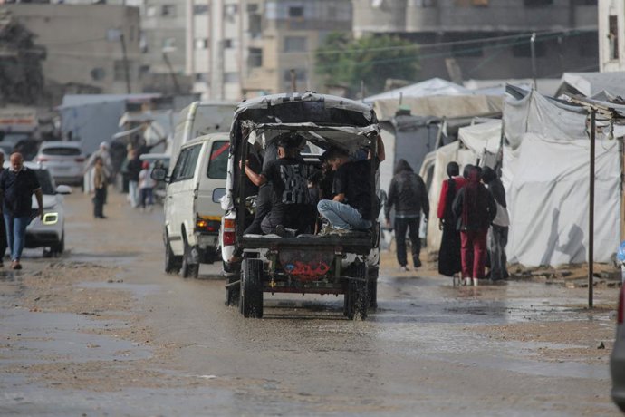 18 de outubro de 2026, Palestina, Gaza: (INT) A vida cotidiana segue em Gaza enquanto os palestinos enfrentam a chuva em meio ao conflito entre Israel e o Hamas... 18 DE OUTUBRO DE 2026, Gaza, Palestina: Os palestinos realizam suas atividades diárias sob 