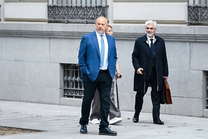 El ex viceministro venezolano Nervis Villalobos, a su llegada a la Audiencia Nacional por el comienzo del juicio a la empresa asturiana Duro Felguera, a 19 de octubre de 2026, en Madrid (España). Están acusados por una serie de presuntos sobornos para la 