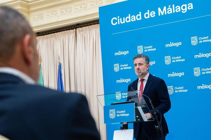 El concejal delegado de Economía, Hacienda y Fondos de la UE, Carlos Conde, en rueda de prensa