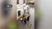 La Policía rescata a una anciana de 93 años en Gandia utilizando una tabla de pádel surf
