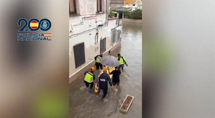 La Policía rescata a una anciana de 93 años en Gandia utilizando una tabla de pádel surf.