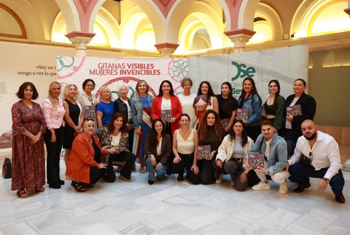 Foto de familia al inicio de las jornadas 'Tejiendo redes para el éxito laboral de las mujeres', en la Casa de la Provincia, que impulsa la Diputación con ocasión del Día de las Mujeres Rurales