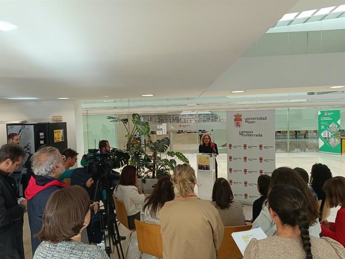 El Campus de Ponferrada de la ULE ha iniciado este lunes el ciclo '30 años entre páginas'  con una lectura pública.