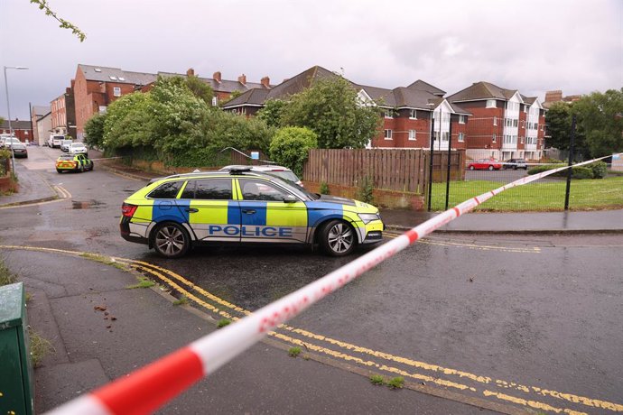 Archivo - Arquivo - 9 de junho de 2026, Reino Unido, Belfast: Um cordão policial foi montado no local de um esfaqueamento ocorrido em frente a um conjunto de apartamentos na região da Kinnaird Avenue, no norte de Belfast. O Serviço de Polícia da Irlanda d