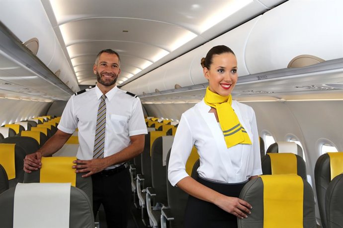 Archivo - Tripulante de cabina de Vueling.