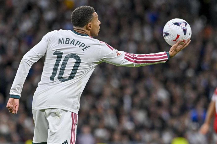 El delantero del Real Madrid CF Kylian Mbappé ante el Sevilla FC en el Santiago Bernabéu, en LaLiga EA Sports 2026-27.