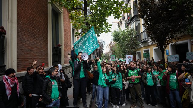 Manifestantes durante una concentración con motivo de la huelga indefinida de educación, ante la Consejería de Educación de la Comunidad de Madrid, a 19 de octubre de 2026, en Madrid (España).