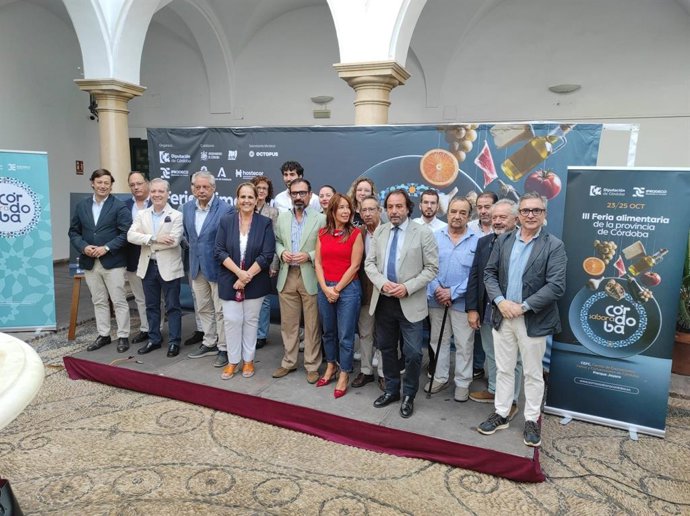 Foto de familia en la presentación de 'Sabor a Córdoba'.