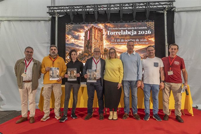 Imagen de autoridades y premiados en la Feria