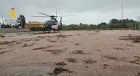 Rescatados una mujer y sus dos hijos del tejado de su casa inundada en Oliva