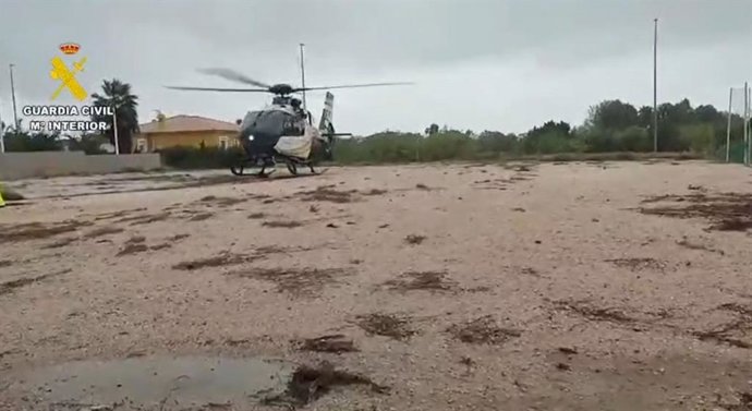 Rescatados una mujer y sus dos hijos del tejado de su casa inundada en Oliva