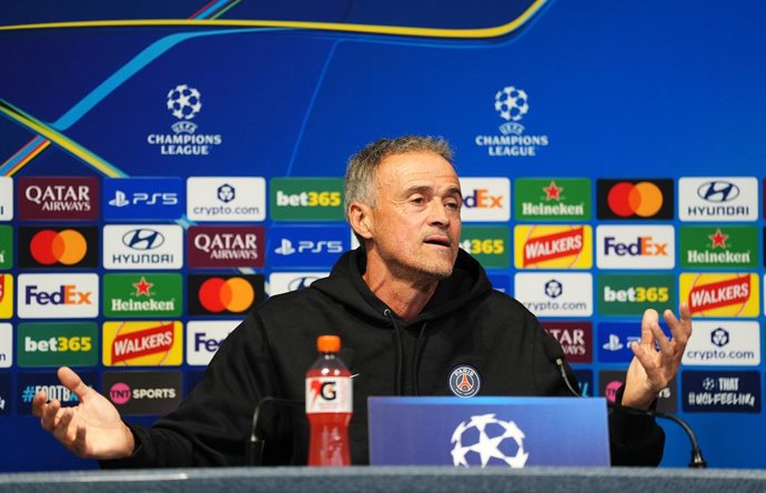 13 de outubro de 2026, Reino Unido, Manchester: O técnico do Paris Saint-Germain, Luis Enrique, fala durante uma coletiva de imprensa no Etihad Stadium, antes da partida de futebol da Liga dos Campeões da UEFA desta quarta-feira contra o Manchester City. 