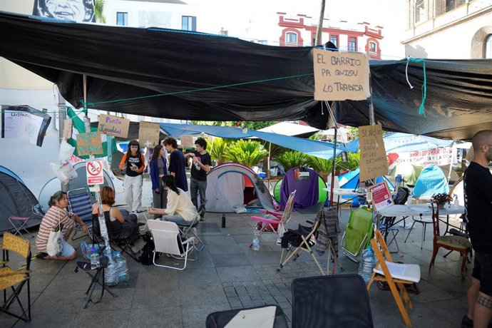 Imagen de la acampada por la vivienda en Sevilla.  Archivo.