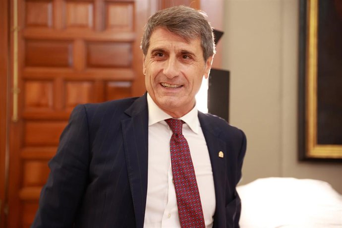 El delegado del Gobierno de España en Andalucía, Pedro Fernández, atiende a los medios tras la reunión de la MECO del V Plan Especial de Seguridad del Campo de Gibraltar. A 29 de septiembre de 2026, en Sevilla (Foto de archivo).