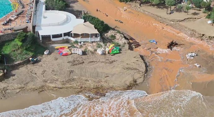 Temporal.- Rescatan a una persona que pasó la noche en su vehículo en Cala Mestella (Santa Eulària) por las lluvias