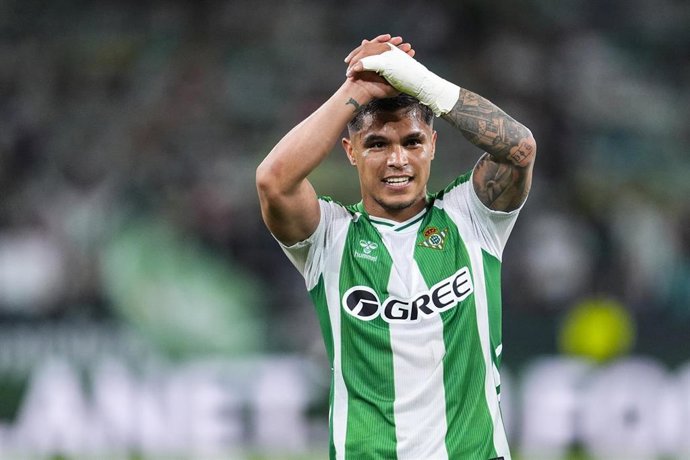 Archivo - El delantero colombiano Cucho Hernández disputando un partido de LaLiga EA Sports con el Real Betis.