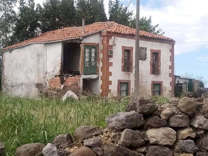 Una histórica casona montañesa en Orejo en riesgo de derrumbe entra en la Lista Roja de Hispania Nostra