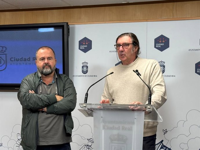 El concejal de Cultura, Pedro Lozano, y el responsable del área de Bibliotecas, Aníbal Ruiz.