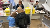 Foto: Cientos de vascos acuden a los centros de vacunación de gripe y Covid en sus primeras horas de funcionaminamiento