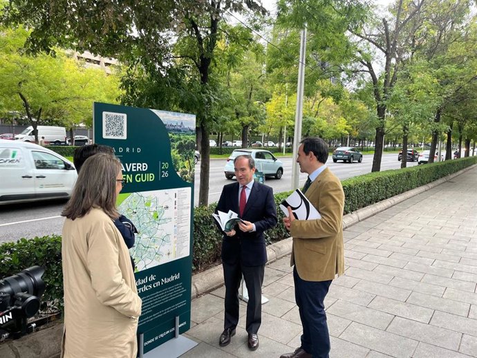 El delegado del área de Urbanismo, Medio Ambiente y Movilidad del Ayuntamiento de Madrid, Borja Carabante, en la presentación de la Guía Verde 2026, en el Paseo de la Castellana, en Madrid