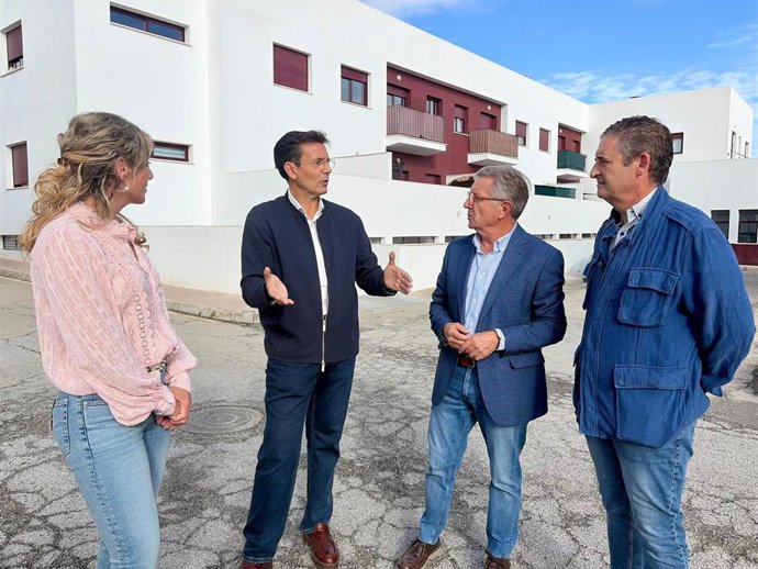 El parlamentario andaluz del PSOE Paco Cuenca en una visita a Baza (Granada).