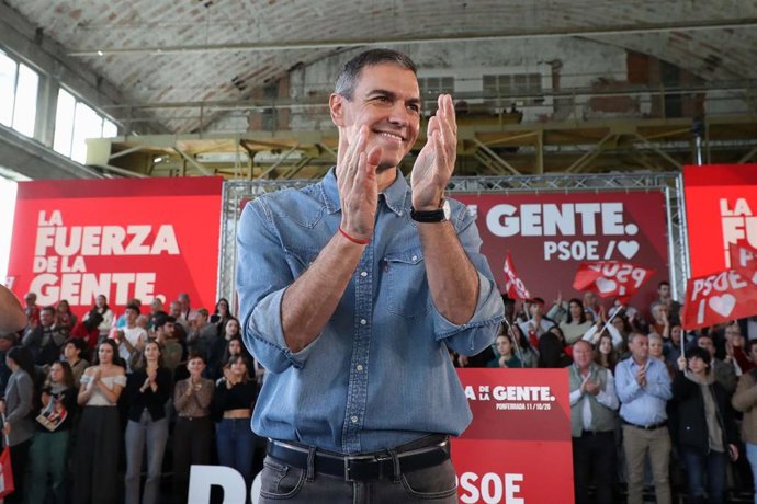 El secretario general del PSOE y presidente del Gobierno, Pedro Sánchez (c), durante un acto de precampaña del PSOE, en La Térmica Cultural de Ponferrada.