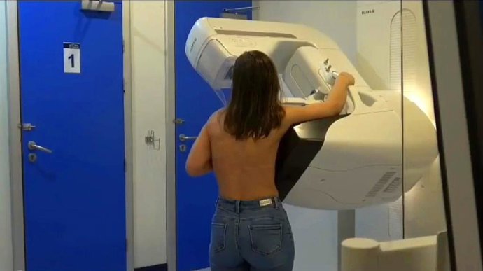Archivo - Mujer haciéndose una mamografía.