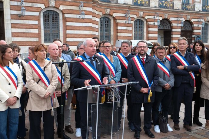 October 19, 2026: Toulouse Lundi 19 octobre 2026, A la suite des evenements de ce week-end, l'Association des maires de France et Jean Luc Moudenc maire de Toulouse, appelle Ã  un rassemblement devant les mairies.
