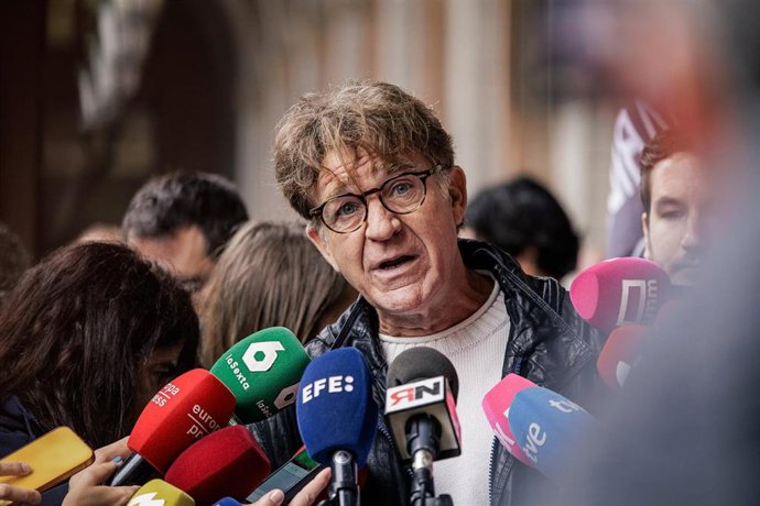 El actor Juanjo Artero atiende a los medios tras el registro de la convocatoria de la huelga general del 11 de noviembre, en la sede del Ministerio de Trabajo, a 19 de octubre de 2026, en Madrid (España). 