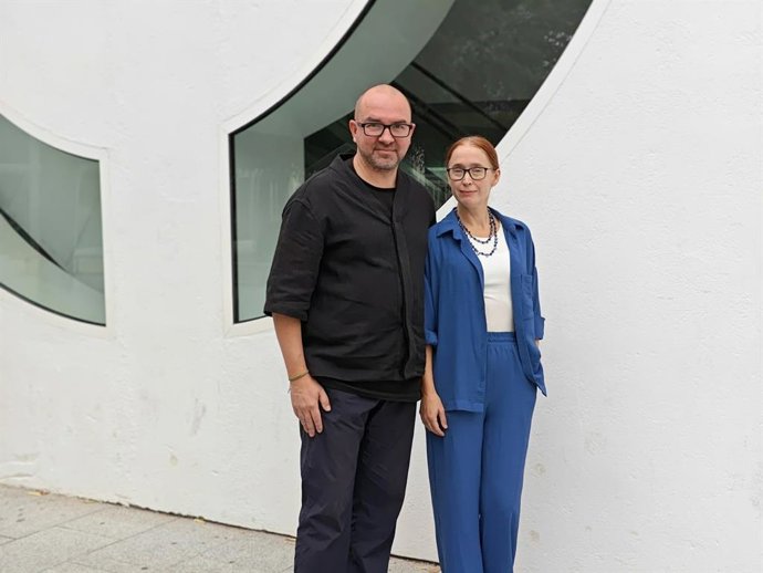 Volodímir Yermólenko y Tetyana Ogárkova antes del encuentro con periodistas.