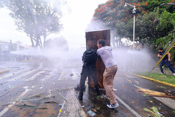 FILED - 11 October 2026, Mexico, Guadalajara: Demonstrators clash with the police during a protest demanding clean water. 