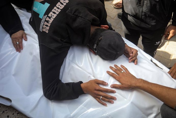 18 de outubro de 2026, Gaza, Faixa de Gaza, Território Palestino: Pessoas em luto se despedem de Musa Hamouda durante seu funeral no Hospital al-Shifa, na cidade de Gaza, em 18 de outubro de 2026. Hamouda foi morto em um ataque israelense com drone que ti
