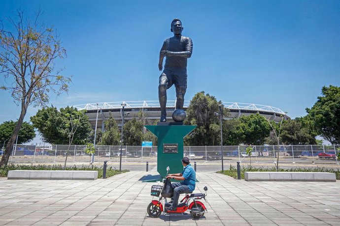 Archivo - 21 May 2026, Mexico, Guadalajara: The sculpture "La Canarinha," honoring Brazilian soccer legend Pelé (Edson Arantes do Nascimento), is unveiled in front of Estadio Jalisco. 