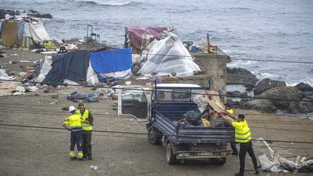 Agentes de la Policía Nacional intervienen durante el proceso de desalojo del embolsamiento de migrantes en la playa de El Trampolín, a 5 de octubre de 2026, en Ceuta (España).