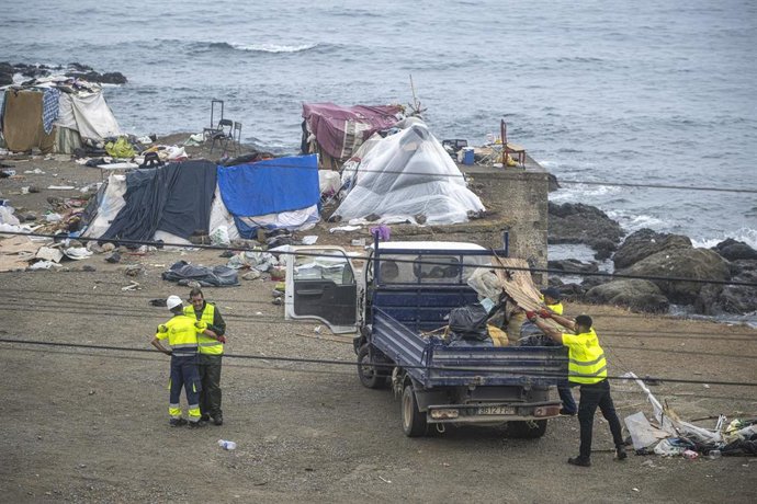 Agentes de la Policía Nacional intervienen durante el proceso de desalojo del embolsamiento de migrantes en la playa de El Trampolín, a 5 de octubre de 2026, en Ceuta (España). 