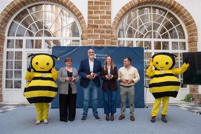 El vicepresidente segundo de Diputación de Cádiz, Javier Vidal, la alcaldesa de Prado del Rey, Vanesa Beltrán, y el presidente de la Asociación Apícola, José Luis Fernández, en la presentación de la Feria de la Apicultura.