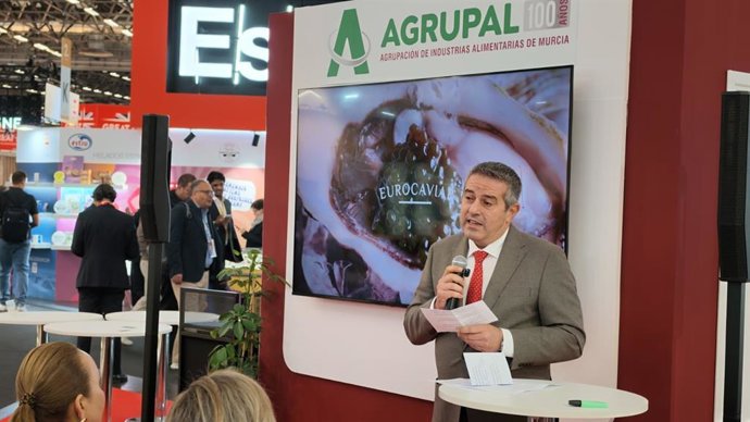 El consejero de Agua, Agricultura, Ganadería y Pesca, Joaquín Buendía, durante el acto promocional organizado por Agrupal en el estand de la Región de Murcia en la feria SIAL París