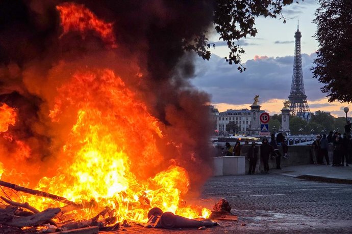 FRANCE, PARIS - OCTOBER 17, 2026: People protest against rising fuel prices and falling purchasing power on the city streets,Image: 1144172106, License: Rights-managed, Restrictions: * Switzerland And Russia Rights Out *, Model Release: no  , Credit line: