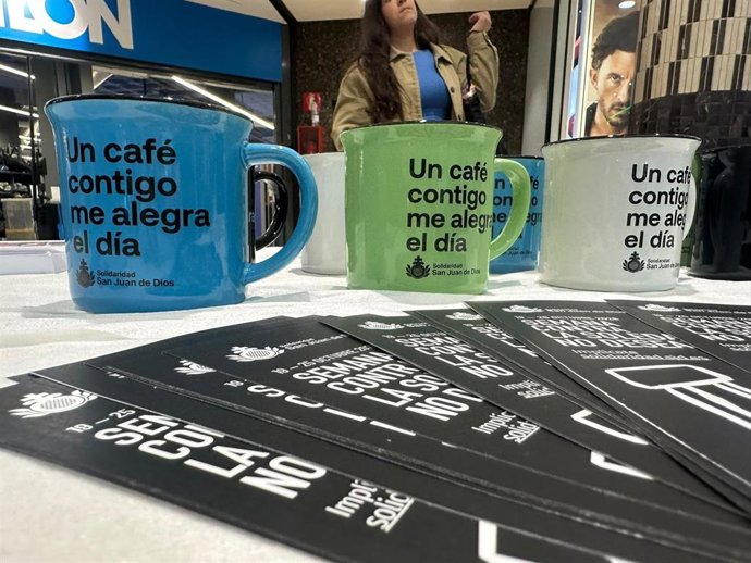 San Juan de Dios Málaga instala una cafetería en la calle dentro de una acción para combatir la soledad no deseada.