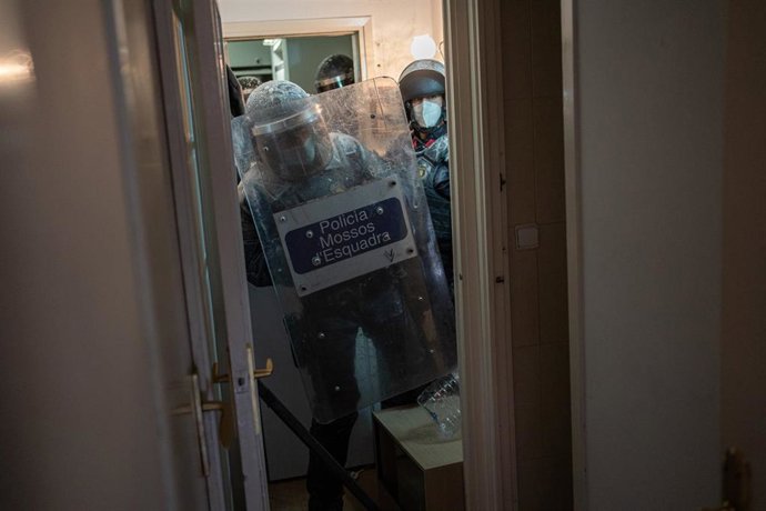 Archivo - Los Mossos d’Esquadra entran a la vivienda para ejecutar el desahucio de una familia por impago de alquiler en el barrio de Poble-sec, a 14 de febrero de 2022, en Barcelona (Cataluña). 