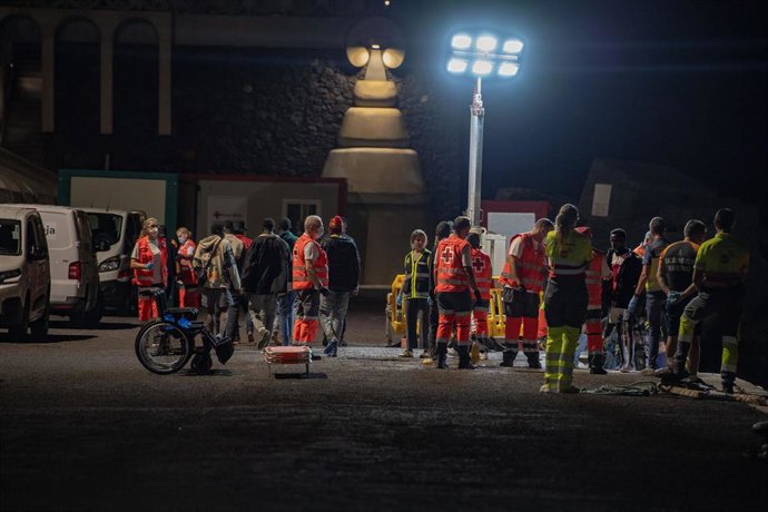 Archivo - Varios migrantes son ayudados al llegar al Puerto de La Restinga