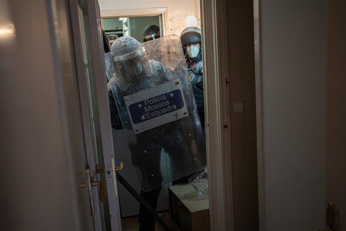 Archivo - Arquivo - Os Mossos d’Esquadra entram na residência para executar o despejo de uma família por falta de pagamento do aluguel no bairro de Poble-sec, em 14 de fevereiro de 2022, em Barcelona (Catalunha). Anna Drozdovych, de 48 anos e de origem uc