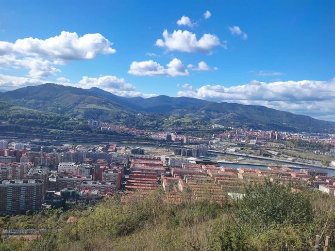 Nubes y claros sobre Bilbao