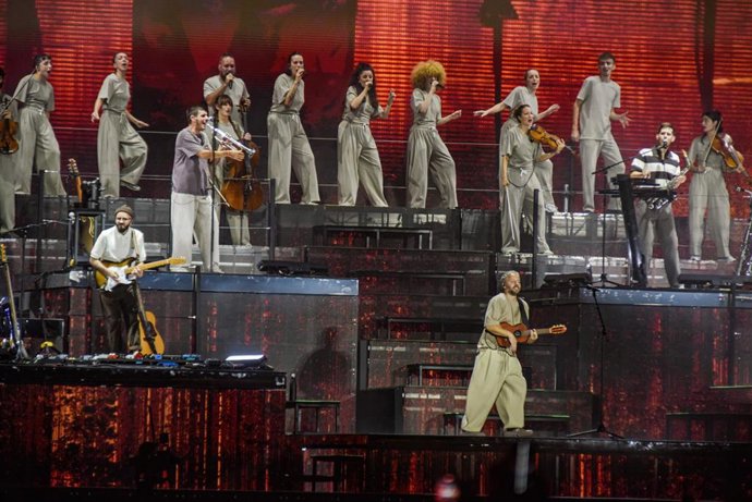 El grupo Oques Grasses durante un concierto en el Estadi Olimpic, a 7 de octubre de 2026, en Barcelona, Catalunya (España). El concierto es el primero de su serie de conciertos de despedida.