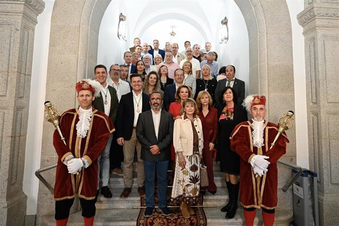 Foto de famila del presidente de la Diputación de Cáceres, Miguel Ángel Morales, con los trabajadores jubilados este año